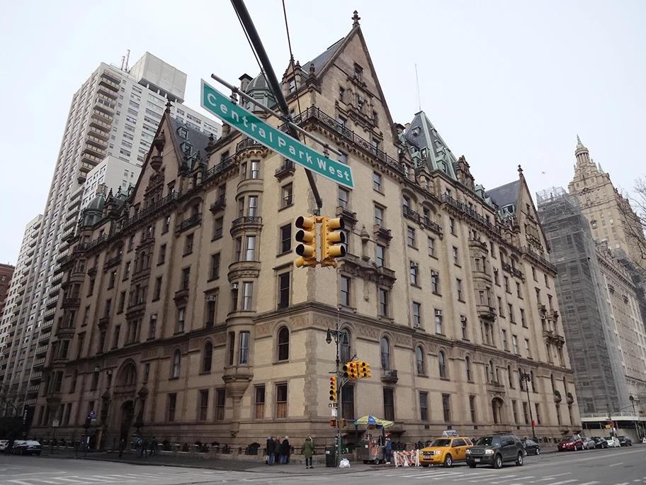 The Dakota (auch Dakota Building genannt) ist ein exklusives, traditionsreiches Apartmenthaus in New York City. In dem 1968 gedrehten Film «Rosemaries Baby» von Roman Polański wohnen Rosemarie und ihr Mann Guy sowie das Ehepaar Castavet, das dem Teufel Zugang zu dieser Welt verschaffen will, im Dakota-Building.