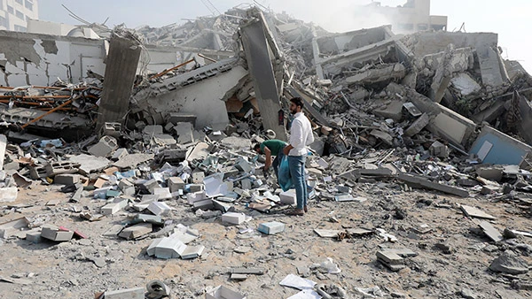Palästinenser vor dem zerstörten Watan Tower in Gaza City, 8. Oktober 2023.