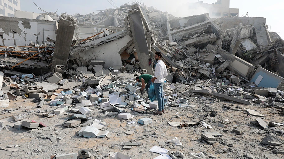 Palästinenser vor dem zerstörten Watan Tower in Gaza City, 8. Oktober 2023.