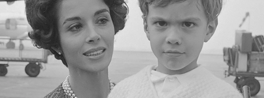 Die britische Schauspielerin Dana Wynter (hier mit Sohn Mark auf dem Flughafen Schiphol in Amsterdam, 1963) spielt in dem Film „Die Dämonischen” die Rolle der Becky Driscoll.