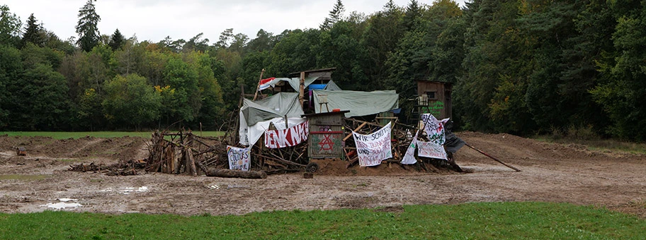 Besetzung des Dannenröder Forsts bei Marburg mit Baumhäusern als Protest gegen den Bau der A49 durch den Wald am 8. Oktober 2020.
