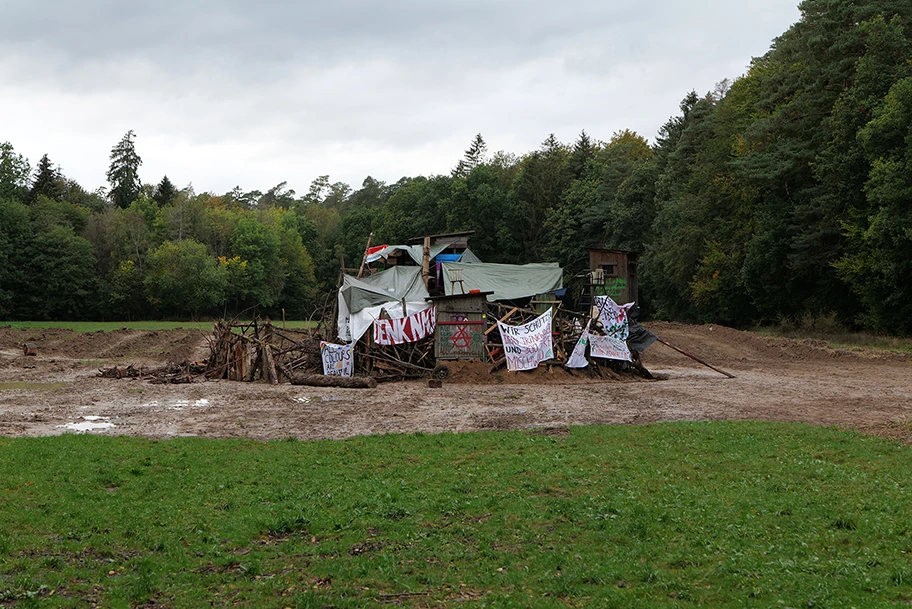 Besetzung des Dannenröder Forsts bei Marburg mit Baumhäusern als Protest gegen den Bau der A49 durch den Wald am 8. Oktober 2020.