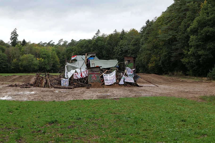 Besetzung des Dannenröder Forsts bei Marburg mit Baumhäusern als Protest gegen den Bau der A49 durch den Wald am 8. Oktober 2020.