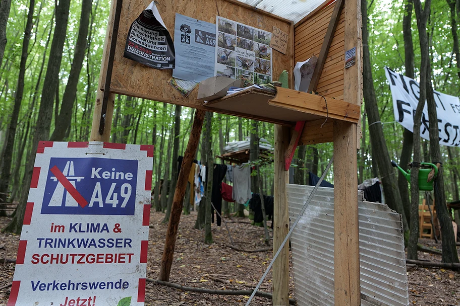 Besetzung des Dannenröder Forsts bei Marburg mit Baumhäusern als Protest gegen den Bau der A49 durch den Wald am 21. August 2020.