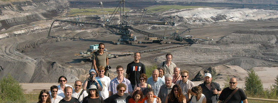 «Means of Art». Dresden. Germany, 2005. Arbeitsgesellschaft und Ökologie: Günther Moewes. 28. Juli, 11.00 Uhr Sportlerheim des SV Heuersdorf Führung durch den Ort mit Jeffrey Michel. «Vor der Geschichte werden Zinseszins, Wachstumszwang, Staatsverschuldung und Arbeitsbeschaffung einmal die gleiche verhängnisvolle Rolle spielen wie der Nationalismus vor Ausbruch des 1. Weltkrieges.»