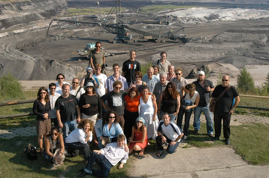 «Means of Art». Dresden. Germany, 2005. Arbeitsgesellschaft und Ökologie: Günther Moewes. 28. Juli, 11.00 Uhr Sportlerheim des SV Heuersdorf Führung durch den Ort mit Jeffrey Michel. «Vor der Geschichte werden Zinseszins, Wachstumszwang, Staatsverschuldung und Arbeitsbeschaffung einmal die gleiche verhängnisvolle Rolle spielen wie der Nationalismus vor Ausbruch des 1. Weltkrieges.»