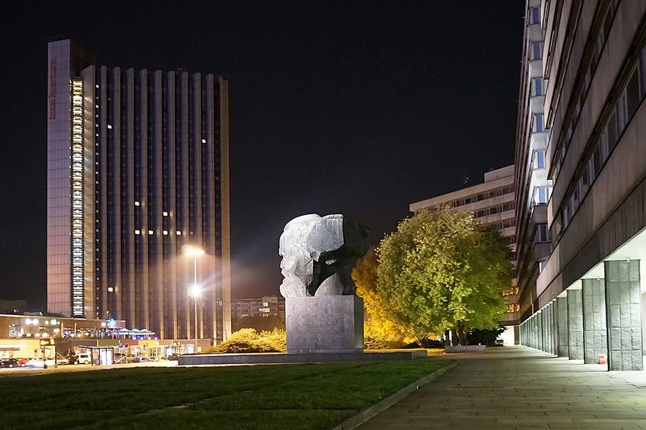 Das ehemalige Karl-Marx-Forum mit dem 1971 eingeweihten Karl-Marx-Monument in Chemnitz.