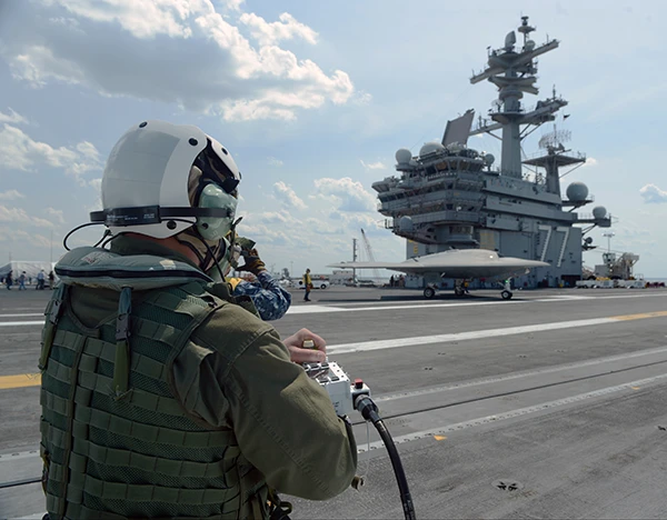 Eine Northrop Grumman X-47B Drohne auf dem Flugzeugträger USS George H.W. Bush.