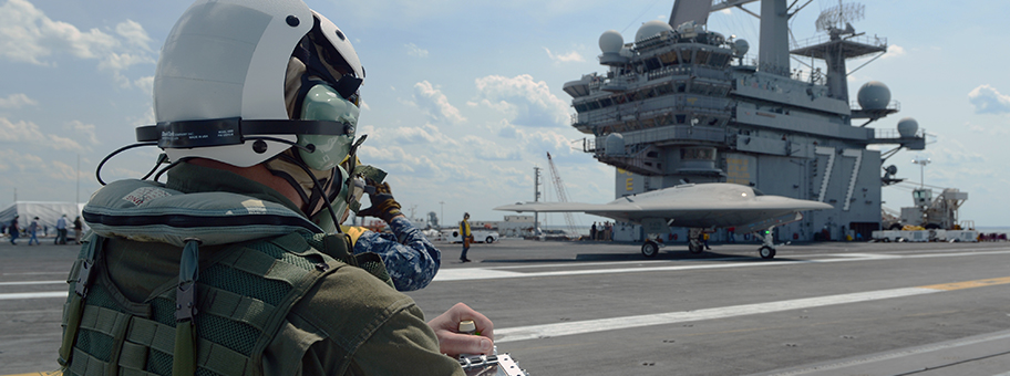Eine Northrop Grumman X-47B Drohne auf dem Flugzeugträger USS George H.W. Bush.