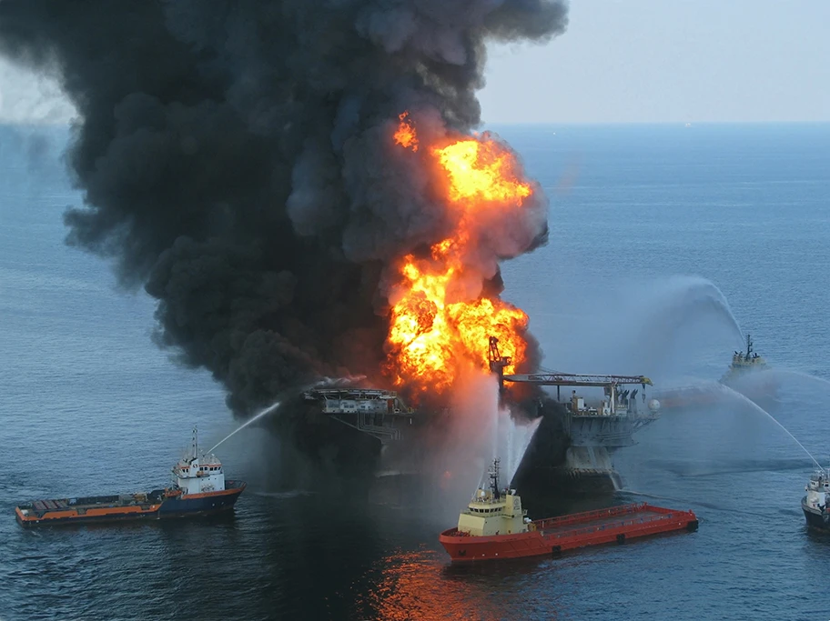 Die BP-Ölplattform Deepwater Horizon am Tag der Explosion, April 2010.