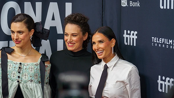 Margaret Qualley, Regisseurin Coralie Fargeat und Demi Moore am Toronto Film Festival bei der Präsentation des Films „The Substance“, September 2024.