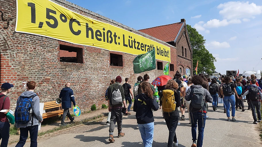 Grossdemo in Lützerath vor dem Hof Lützerath 14, 23. April 2022.