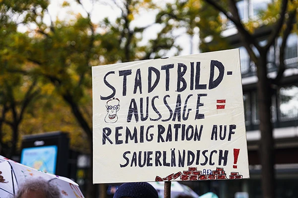Demonstration am Rudolfplatz in Köln, „Menschenrechte verteidigen - Merz-Politik stoppen. Mein Stadtbild ist bunt Töchter gegen Merz!“, 2. November 2025.