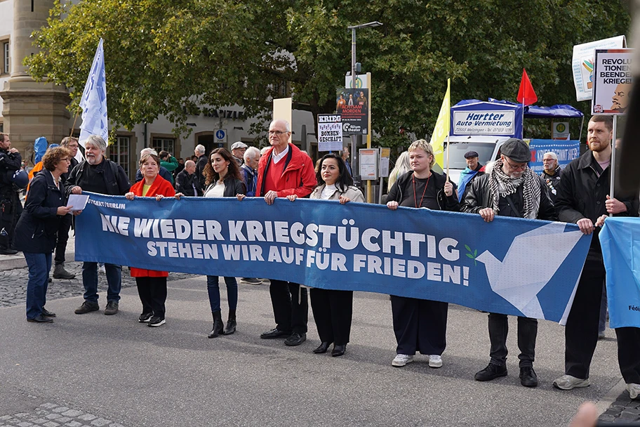 „Nie wieder kriegstüchtig! Stehen wir auf für Frieden“ vereinte erfolgreich eine gewachsene soziale und politische Opposition gegen die Hochrüstungspläne und die Verschuldungspolitik der Bundesregierung, 3. Oktober 2025.
