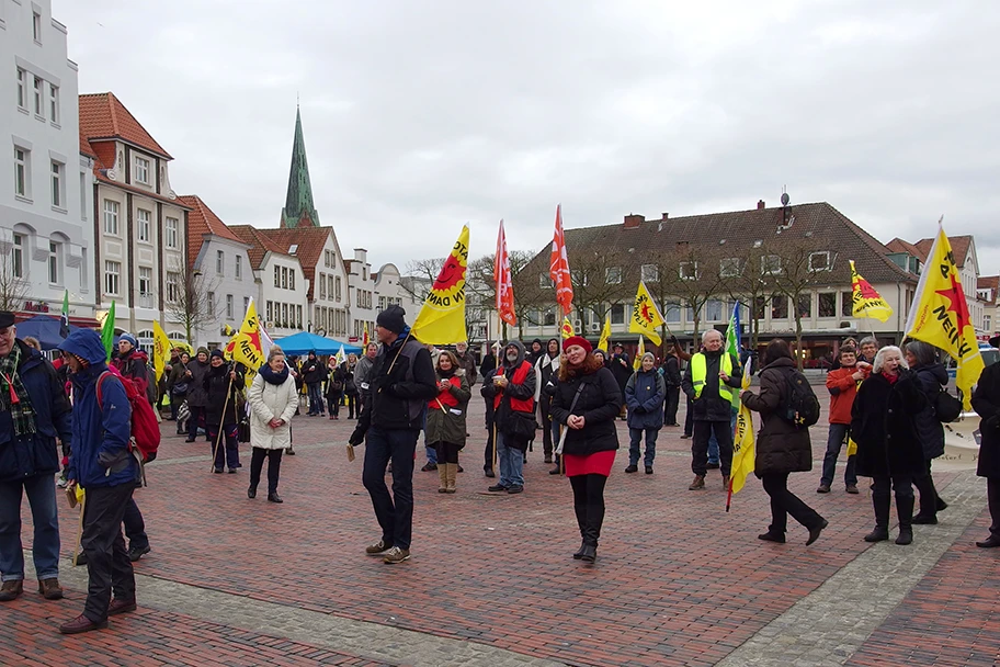 Rund 130 Menschen nahmen im Januar 2016 die Pannenserie in den belgischen AKW Thiange und Doel zum Anlass, in Lingen gegen die dortige Brennelemente Fabrik zu demonstrieren. Die von der ANF (AREVA) betriebene Anlage beliefert Atomkraftwerke in aller Welt, darunter in Belgien und Frankreich. Rund 30 AktivistInnen blockierten dann am frühen Montag für ca. 5 Stunden die Anlage.