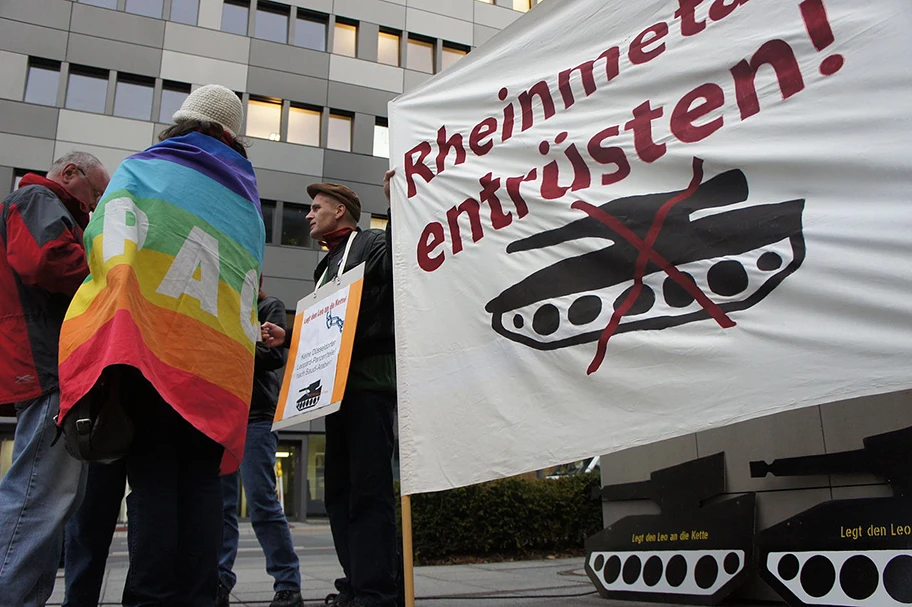 Vor der Zentrale der Rheinmetall AG, Düsseldorf am 26.10.2012 Kampagene „Aktion Aufschrei - Stoppt den Waffenhandel”.