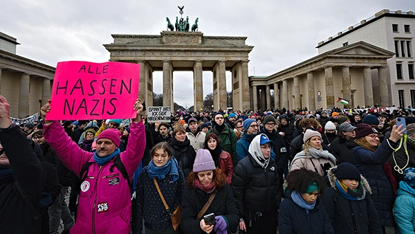 Kundgebung unter dem Motto "Demokratie Verteidigen" auf dem Pariser Platz in Berlin am 14. Januar 2024 gegen die AFD.