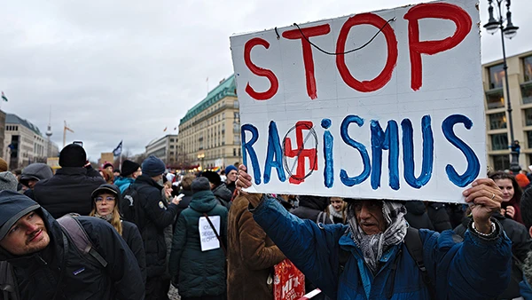 Kundgebung unter dem Motto "Demokratie Verteidigen" auf dem Pariser Platz in Berlin am 14. Januar 2024 gegen die AFD.