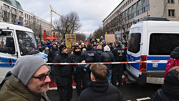 Kundgebung unter dem Motto "Demokratie Verteidigen" auf dem Pariser Platz in Berlin gegen die AFD.