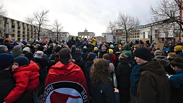 Kundgebung unter dem Motto "Demokratie Verteidigen" auf dem Pariser Platz in Berlin gegen die AFD, 14. Januar 2024.