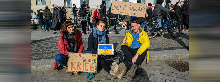 Demonstrantinnen protestieren gegen den Krieg in der Ukraine, Friedrichstrasse, Berlin, 27.02.22.