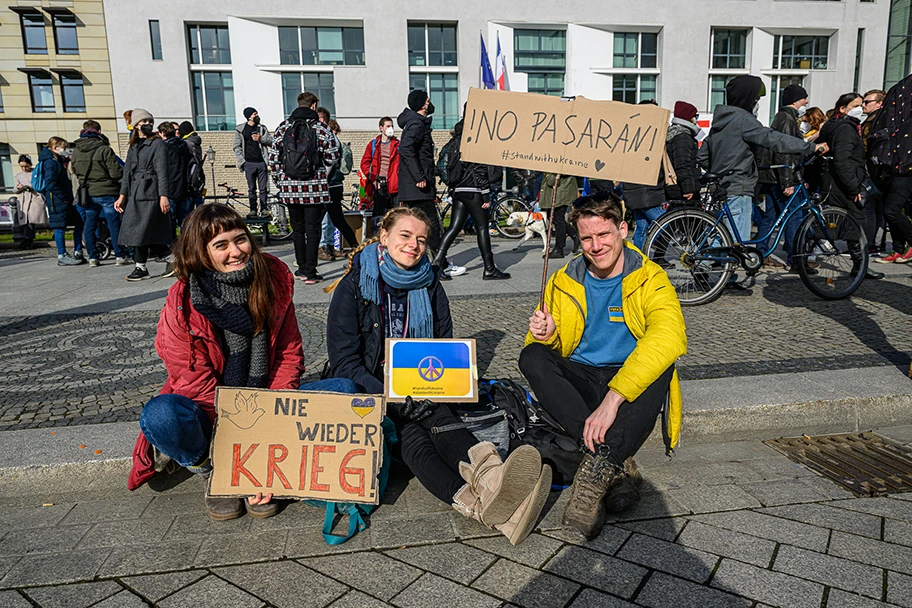 Demonstrantinnen protestieren gegen den Krieg in der Ukraine, Friedrichstrasse, Berlin, 27.02.22.