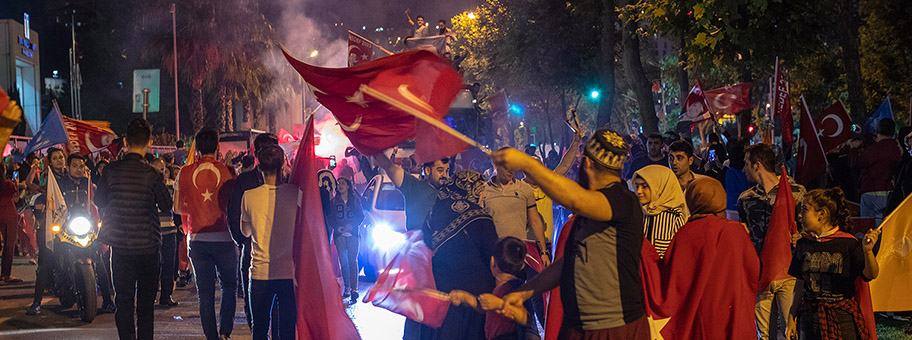 Anhänger von Erdogan feiern am 24. Juni in Istanbul den Wahlsieg der AKP.