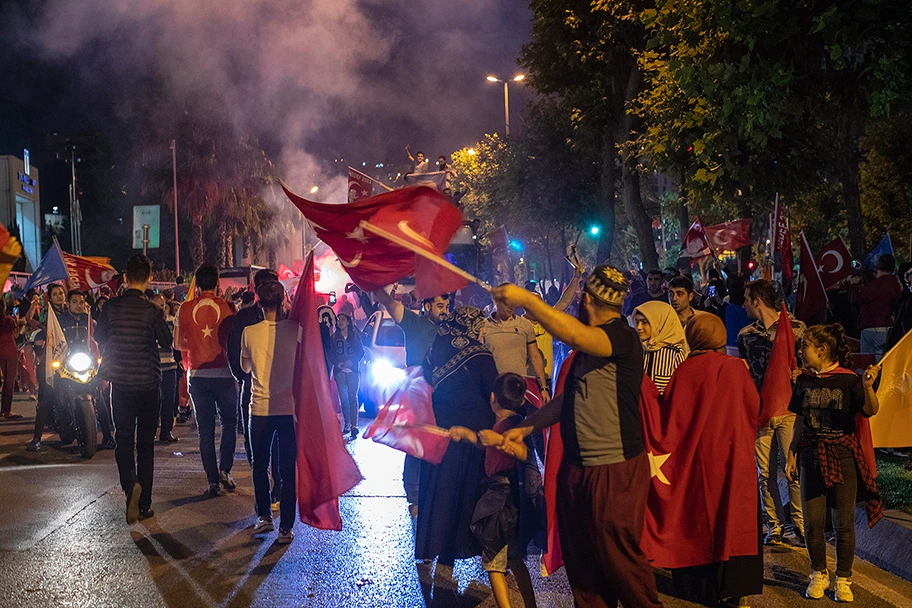 Anhänger von Erdogan feiern am 24. Juni in Istanbul den Wahlsieg der AKP.