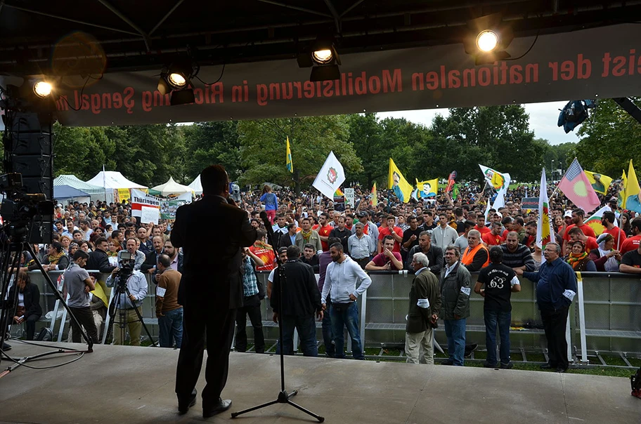 Demonstration von Jesiden, Eziden, Aleviten und Kurden in Hannover gegen die Terrorgruppe Islamischer Staat.