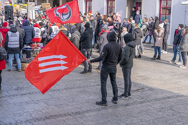 Demonstration "Stell' deinen Wecker auf Demokratie!" vor der Marienkirche in Hof am 8. Februar 2025.