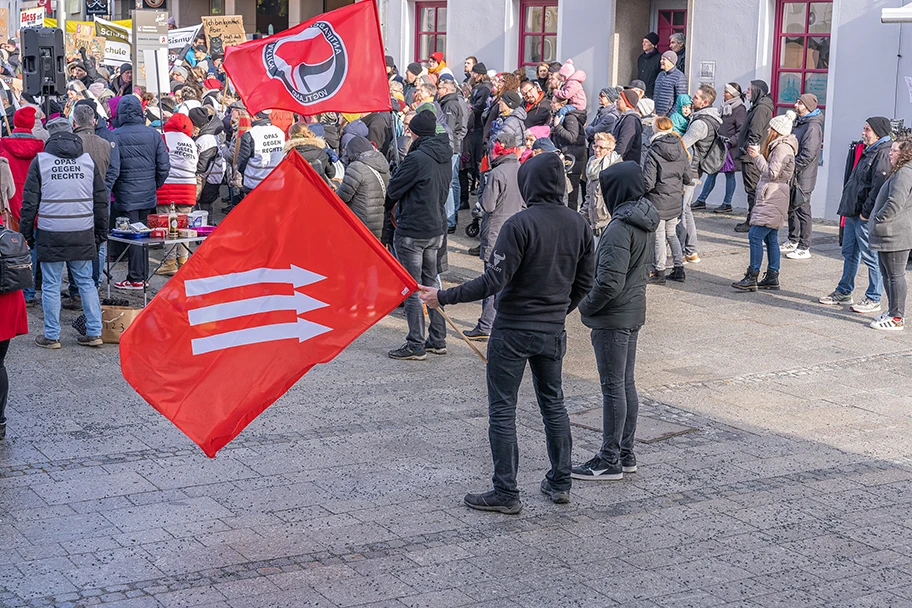 Demonstration "Stell' deinen Wecker auf Demokratie!" vor der Marienkirche in Hof am 8. Februar 2025.