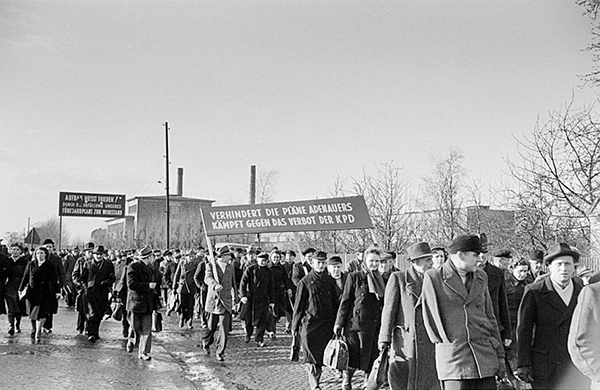 Demonstration der Leipziger Eisen- und Stahlwerke gegen das Verbot der KPD, 1952.
