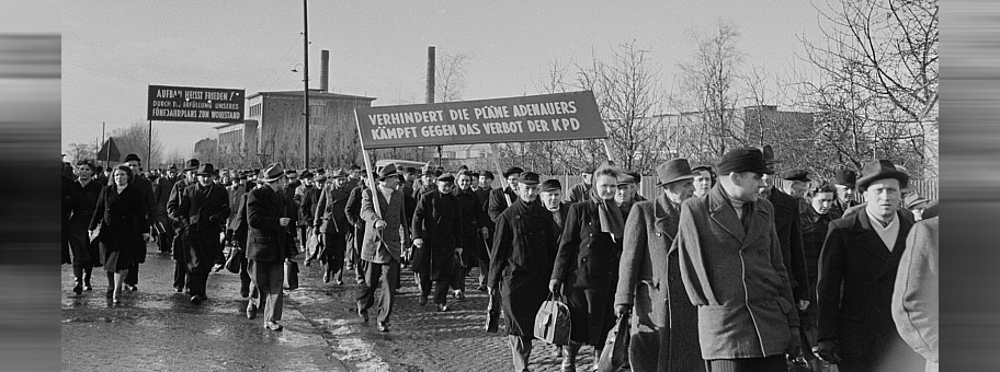 Demonstration der Leipziger Eisen- und Stahlwerke gegen das Verbot der K, 1952.