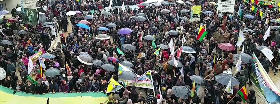Tausende demonstrierten am 18. Januar 2018 in Afrin gegen die türkische Militärintervention.