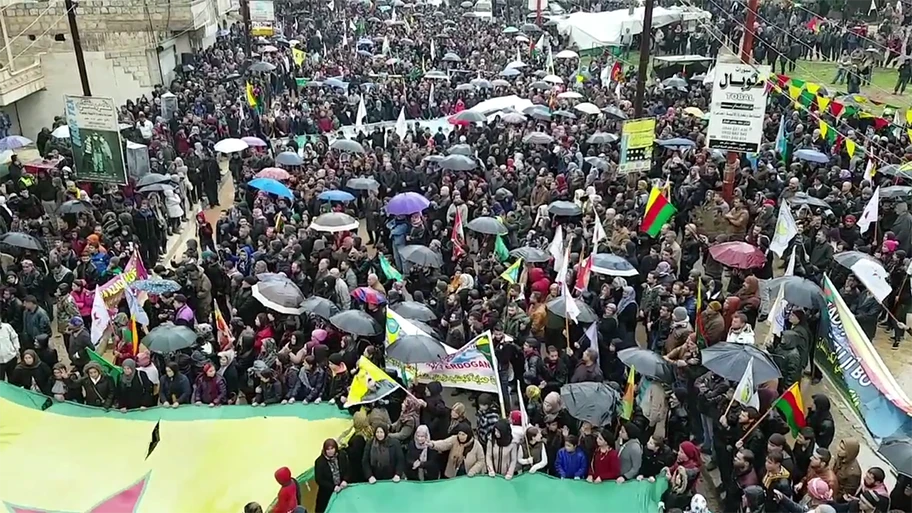 Tausende demonstrierten am 18. Januar 2018 in Afrin gegen die türkische Militärintervention.