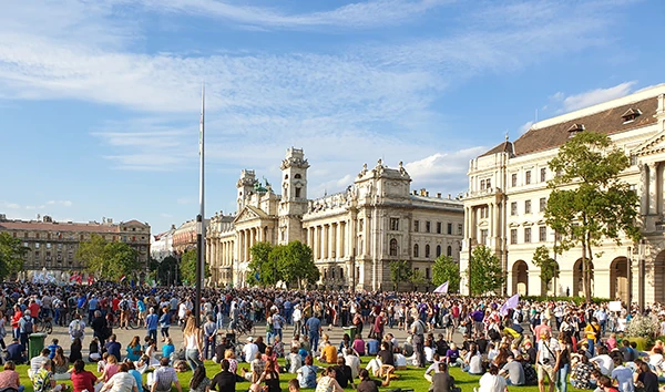 Demonstration gegen den ungarischen Campus vor der Fudan Universität in Budapest, Juni 2021.