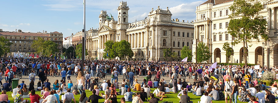 Demonstration gegen den ungarischen Campus vor der Fudan Universität in Budapest, Juni 2021.