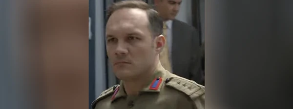 Der türkische Schauspieler Deniz Celiloğlu (hier am Set von "Miracle", 2019) spielt in dem Film die Rolle des Lehrers Samet.