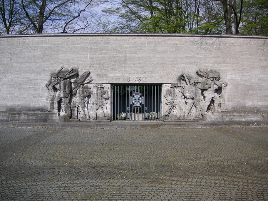 Das Nazidenkmal am Reeser Platz, Düsseldorf, in Frontalansicht.
