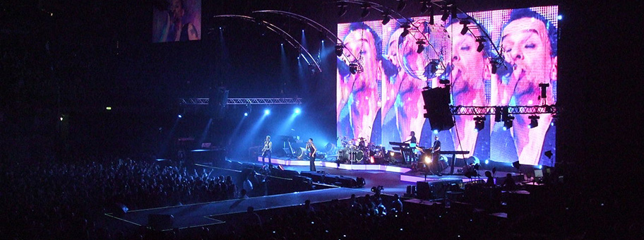 Das spätkapitalistische Phänomen „Popstar“ als vermeintliches perpetuum mobile der Aufmerksamkeitsgewinnung begreifen. Depeche Mode in der O2 Arena in London, Dezember 2009.