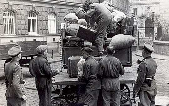 Deportation der österreichischen Juden. Beladen eines Lastwagens mit Gepäck von deportierten Juden. Wien, 1942.