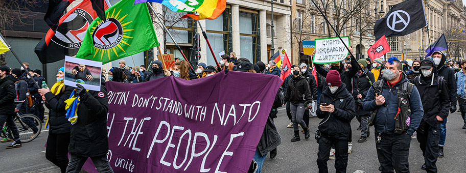 Der schwarze Block demonstriert gegen den Krieg in der Ukraine. Berlin, 27. Februar 2022.