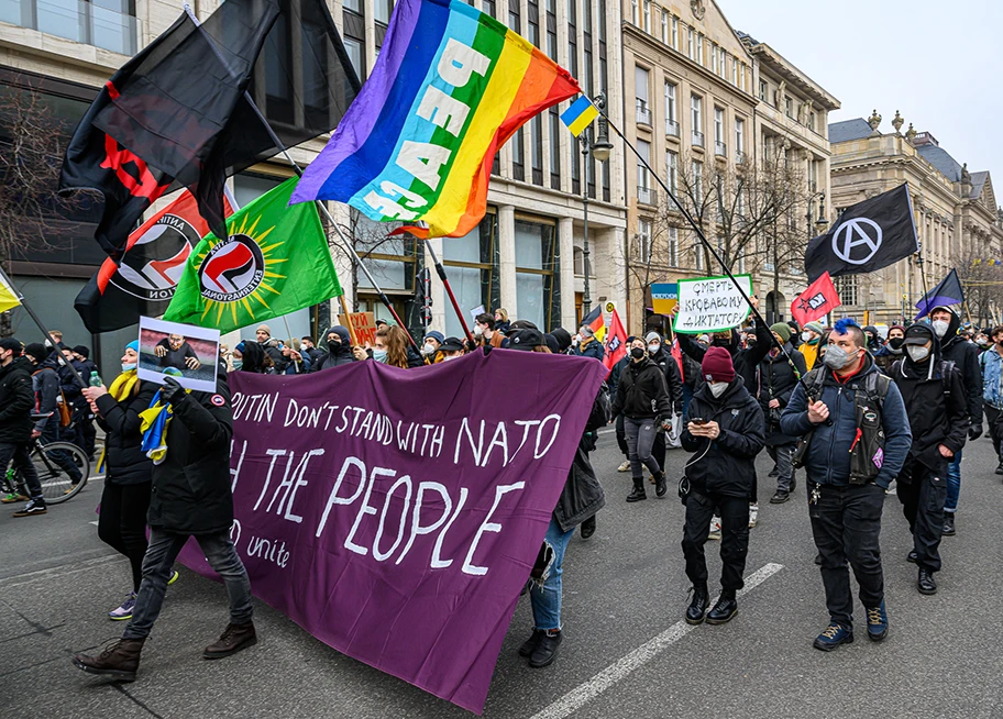 Der schwarze Block demonstriert gegen den Krieg in der Ukraine. Berlin, 27. Februar 2022.