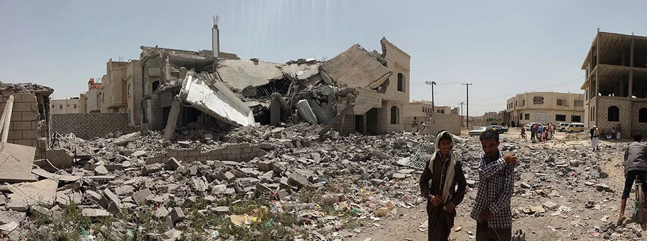 Zerstörung im Süden Sanaas durch einen Luftangriff vom 12. Juni 2015 während der Operation Restoring Hope.