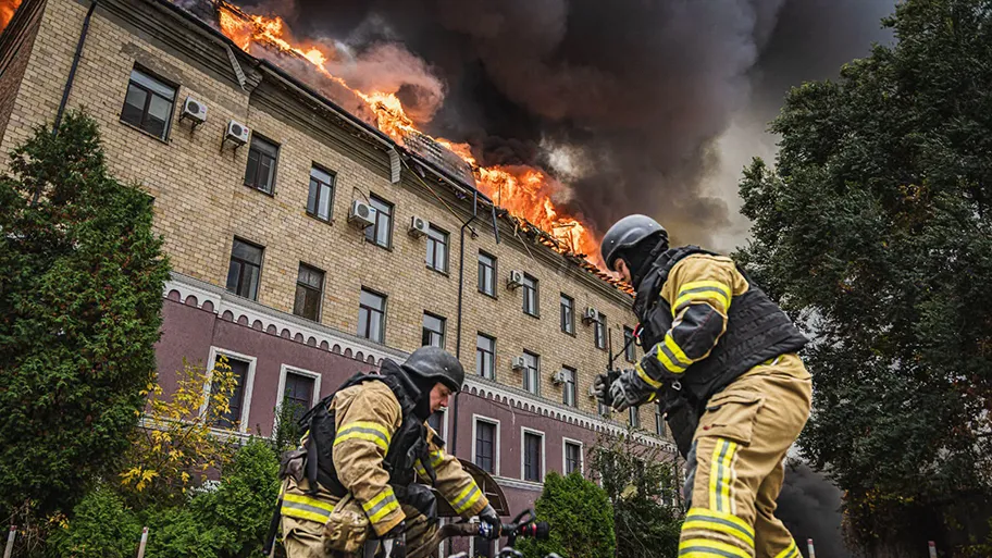 Folgen des russischen Drohnenangriffs auf Charkiw am 23. Oktober 2026. In der Stadt wurden mehrere Gebäude beschädigt; nach bisherigen Erkenntnissen wurden vier Menschen verletzt.