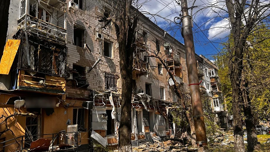 Zerstörungen in Cherson nach dem russischen Angriff auf das Stadtzentrum mit 3 gelenkten Bomben aus der Luft am 15. Mai 2024.