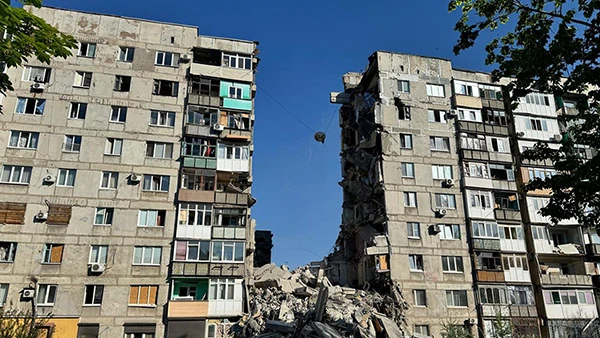 Wohngebäude in der Stadt Myrnohrad (Gebiet Donezk, Ukraine) nach einem russischen Bombenangriff in der Nacht zum 1. Mai 2025.