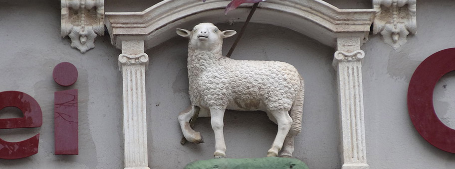 Detail am Haus Zum Opferlamm Markt 4, Arnstadt, Thüringen.