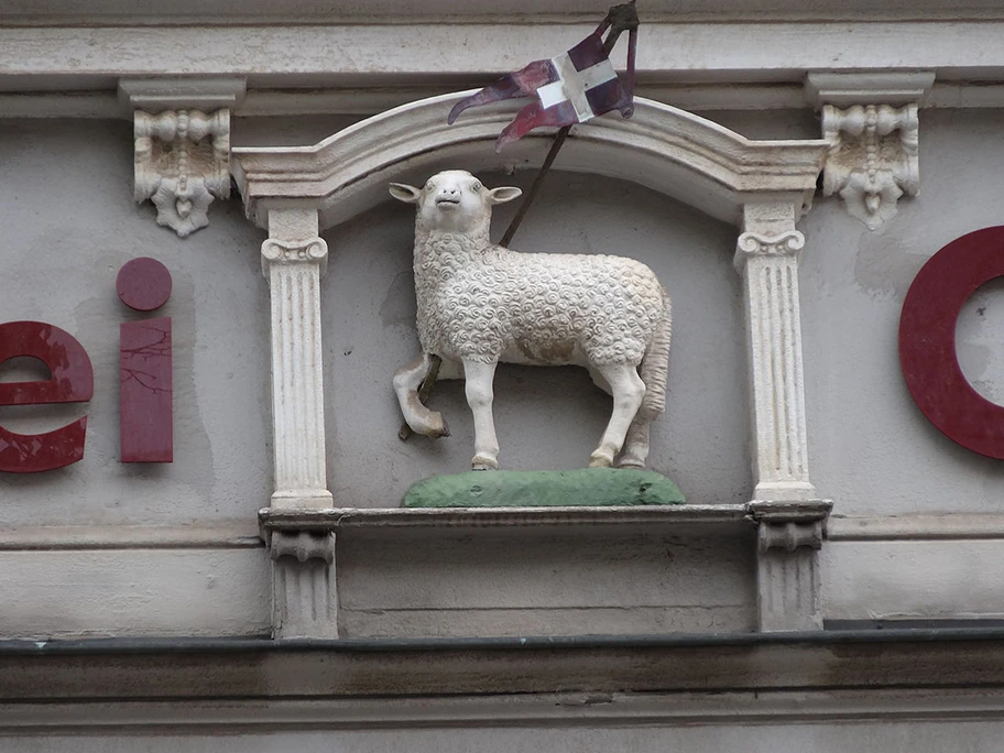 Detail am Haus Zum Opferlamm Markt 4, Arnstadt, Thüringen.