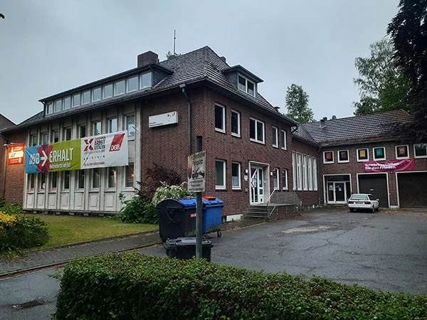 Gebäude des Deutschen Gewerkschaftsbunds mit Banner "Job erhalt - Betriebsrat wirkt!" in Neumünster.